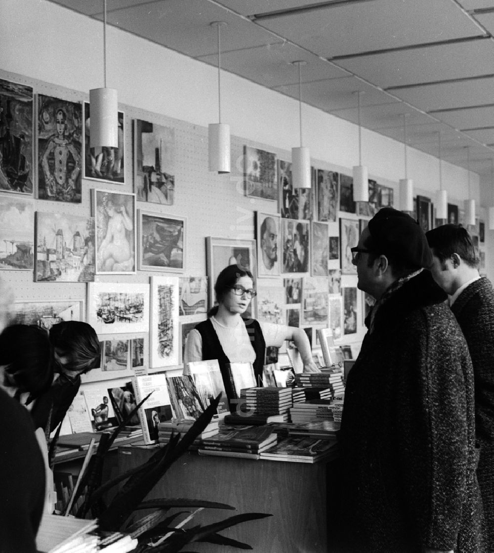 DDR-Fotoarchiv: Berlin - Buchladen in Berlin, der ehemaligen Hauptstadt der DDR, Deutsche Demokratische Republik