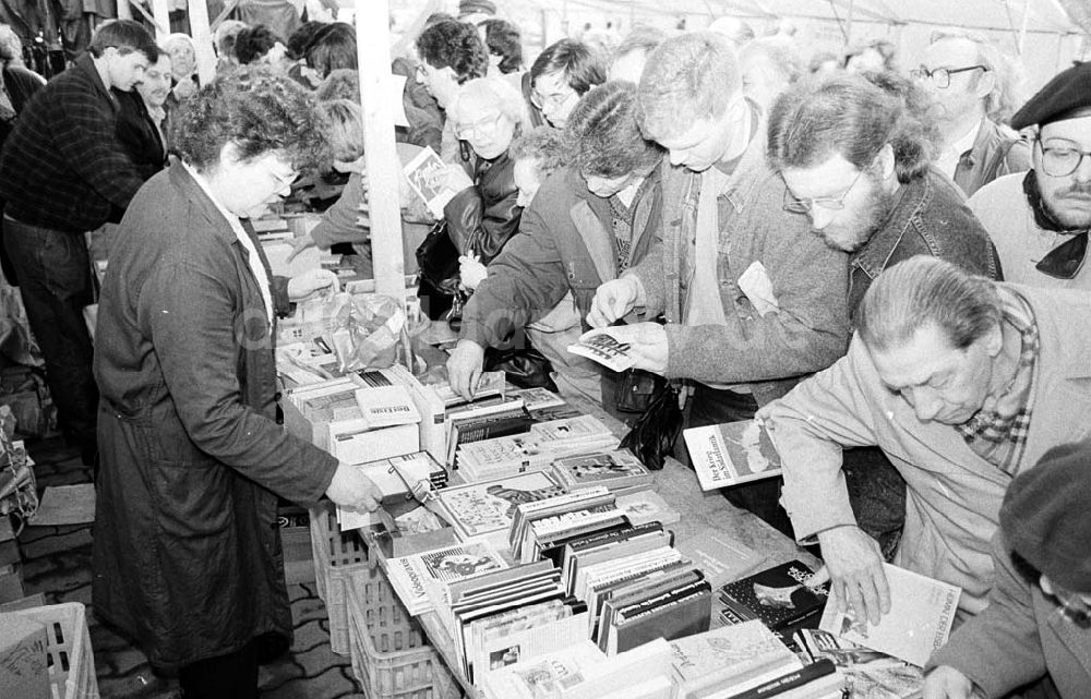DDR-Bildarchiv: - Buchverkauf von DDR- Produktion vor dem Roten Rathaus Umschlag:7260