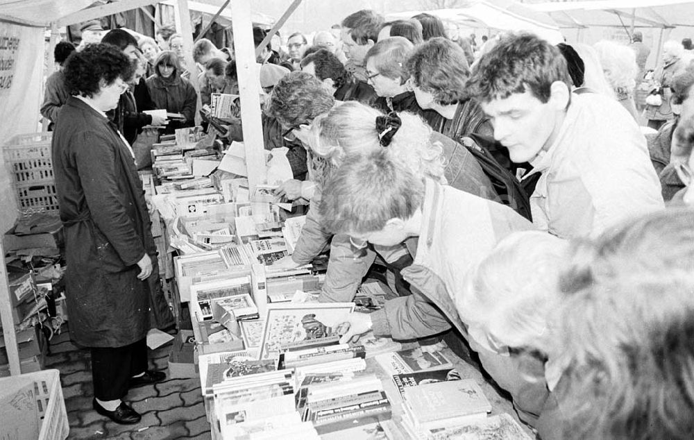 DDR-Fotoarchiv: - Buchverkauf von DDR- Produktion vor dem Roten Rathaus Umschlag:7260