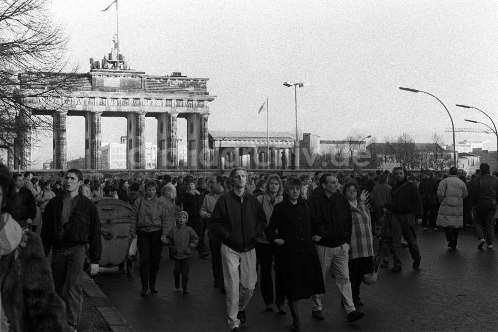 DDR-Fotoarchiv: Berlin - Bummel auf der Westseite des Brandenburger Tor