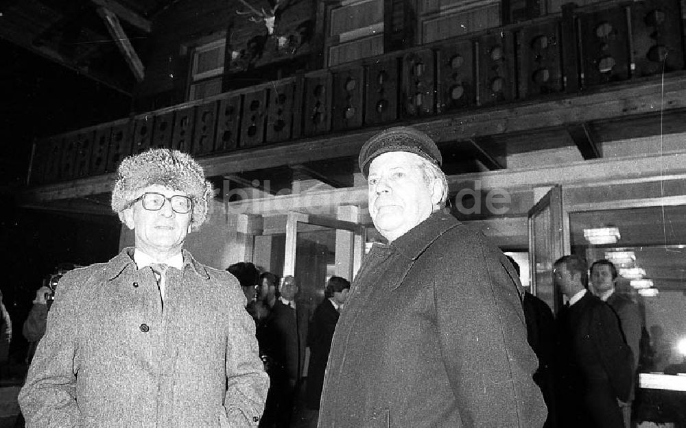 DDR-Bildarchiv: Joachimsthal (Brandenburg) - Bundeskanzler Helmut Schmidt und Erich Honecker vor der Residenz Hubertusstock am Werbellinsee (Brandenburg)