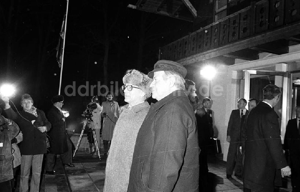DDR-Fotoarchiv: Joachimsthal (Brandenburg) - Bundeskanzler Helmut Schmidt und Erich Honecker vor der Residenz Hubertusstock am Werbellinsee (Brandenburg)