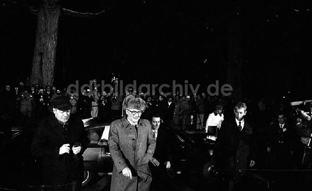 Joachimsthal (Brandenburg): Bundeskanzler Helmut Schmidt und Erich Honecker vor der Residenz Hubertusstock am Werbellinsee (Brandenburg)