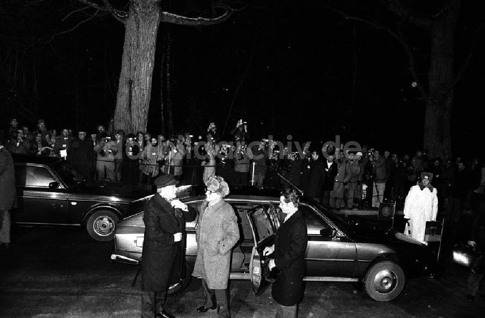 DDR-Bildarchiv: Joachimsthal (Brandenburg) - Bundeskanzler Helmut Schmidt und Erich Honecker vor der Residenz Hubertusstock am Werbellinsee (Brandenburg)