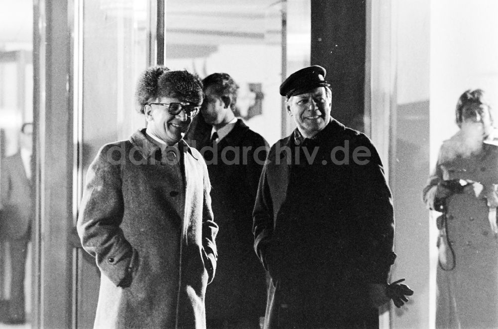 Joachimsthal / Brandenburg: Bundeskanzler Helmut Schmidt und Erich Honecker vor der Residenz Hubertusstock am Werbellinsee (Brandenburg)