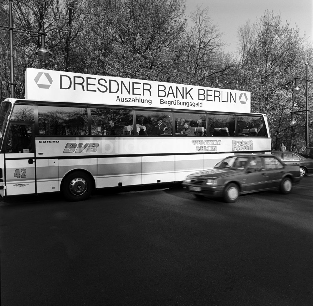 DDR-Fotoarchiv: Berlin - Mitte - Bus der Dresdner Bank eingerichtet für die Auszahlung des Begrüßungsgeldes in Berlin