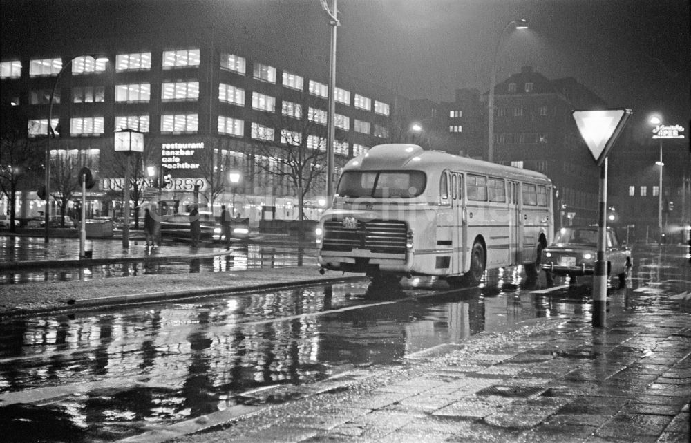 DDR-Bildarchiv: Berlin - Bus Ikarus 55 im Nahverkehrseinsatz auf der Straße Unter den Linden in Berlin auf dem Gebiet der ehemaligen DDR