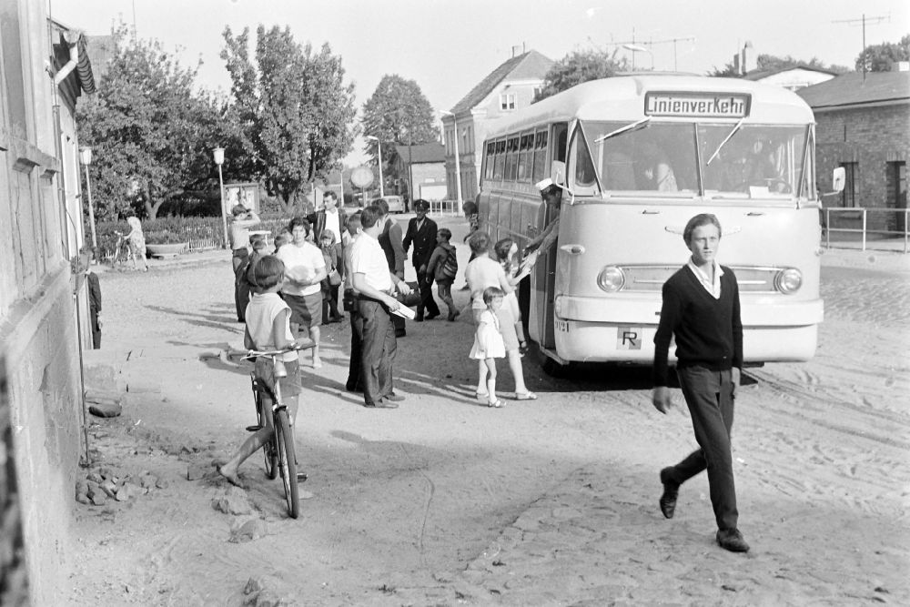DDR-Bildarchiv: Graal-Müritz - Bus im Nahverkehrseinsatz Ikarus 55 in Graal-Müritz in der DDR