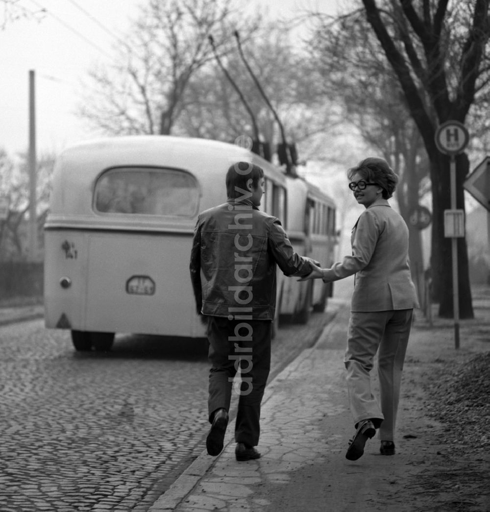 DDR-Bildarchiv: Berlin - Bushaltestelle O-Bus oder auch Oberleitungsbus in Berlin, der ehemaligen Hauptstadt der DDR, Deutsche Demokratische Republik