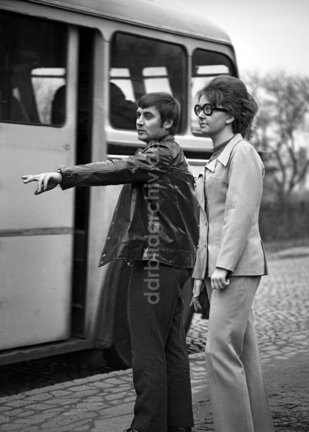 DDR-Fotoarchiv: Berlin - Bushaltestelle O-Bus oder auch Oberleitungsbus in Berlin, der ehemaligen Hauptstadt der DDR, Deutsche Demokratische Republik