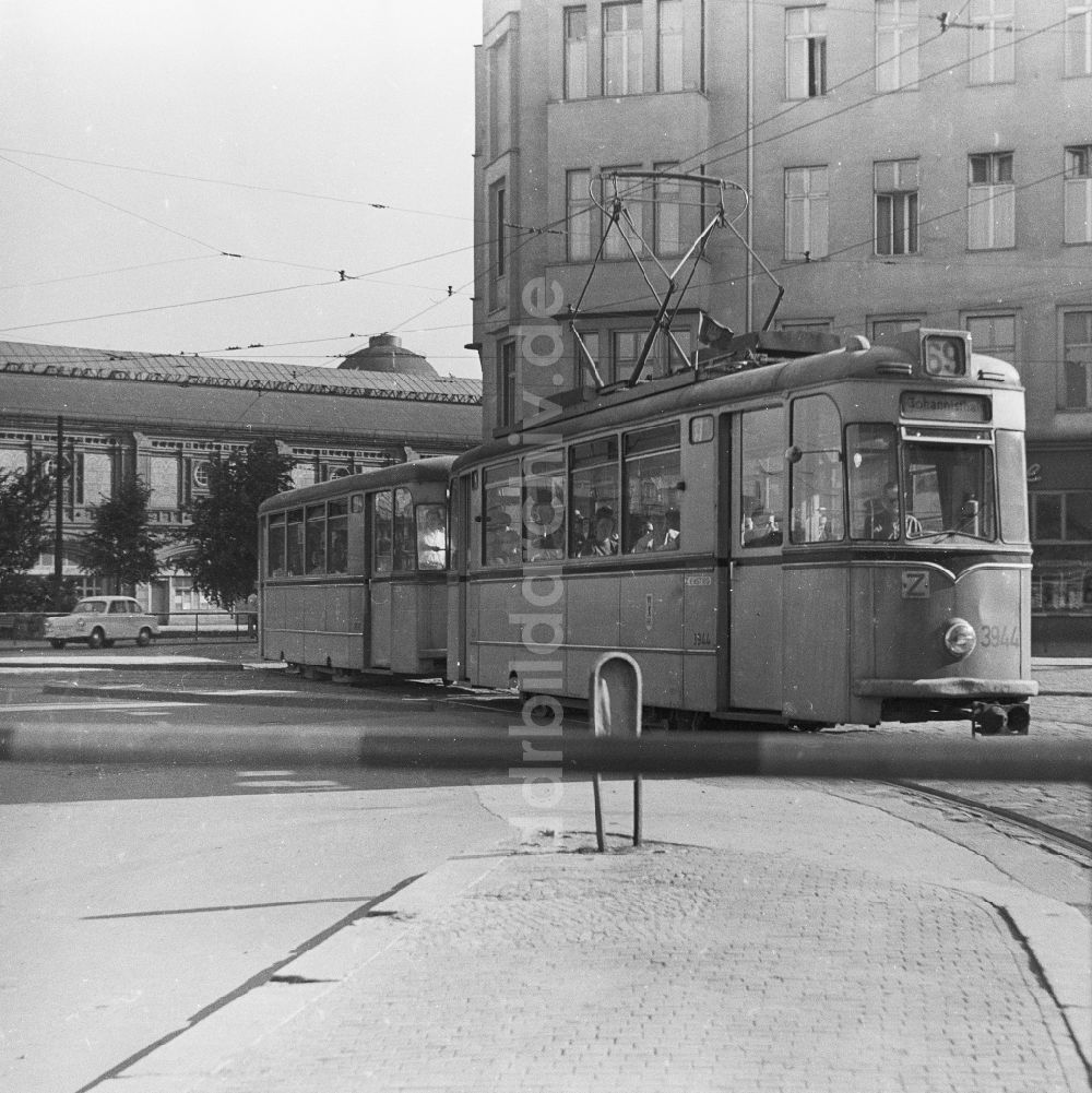 DDR-Fotoarchiv: Berlin - BVG Straßenbahnlinie 69 nach Johannisthal in Berlin, der ehemaligen Hauptstadt der DDR, Deutsche Demokratische Republik