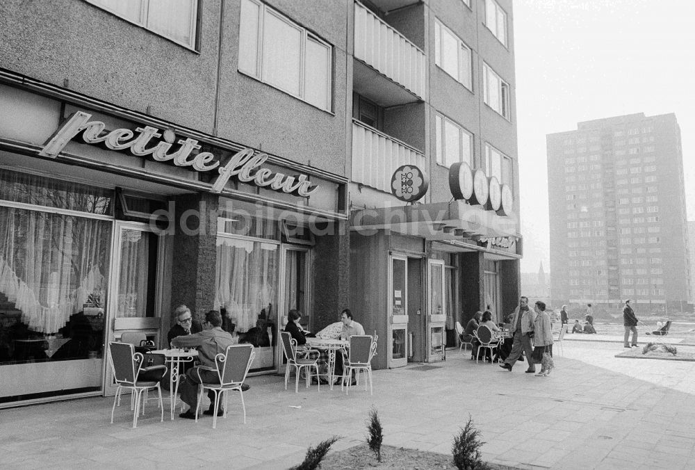 DDR-Bildarchiv: Berlin - Cafe petite fleur in Berlin, der ehemaligen Hauptstadt der DDR, Deutsche Demokratische Republik