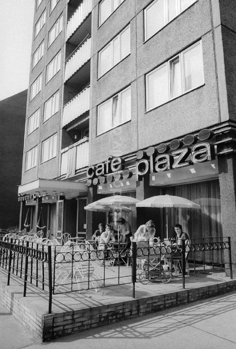 DDR-Fotoarchiv: Berlin - Cafe plaza in Berlin, der ehemaligen Hauptstadt der DDR, Deutsche Demokratische Republik