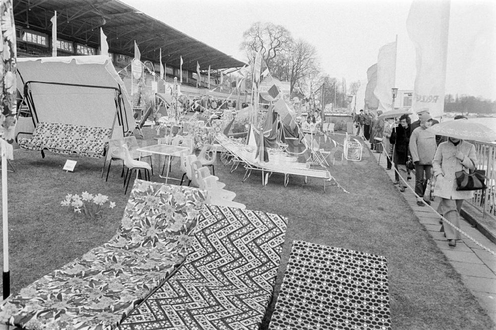 Berlin: Camping- und Freizeitausstellung auf dem Gelände zwischen dem Gesellschaftshaus und der Regattatribüne in Grünau, in Berlin, der ehemaligen Hauptstadt der DDR, Deutsche Demokratische Republik