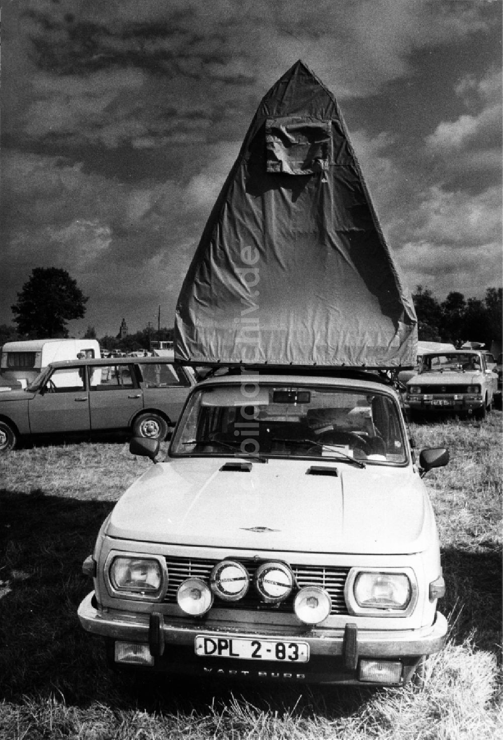 Havelberg: Campingausrüstung Zeltdach auf einem Gepäckträger PKW Automobil Wartburg in Havelberg im Bundesland Sachsen-Anhalt auf dem Gebiet der ehemaligen DDR, Deutsche Demokratische Republik