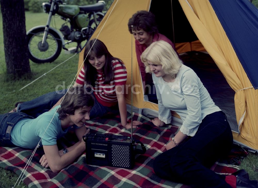 Berlin: Campingbegeisterte mit Radio in Berlin, der ehemaligen Hauptstadt der DDR, Deutsche Demokratische Republik