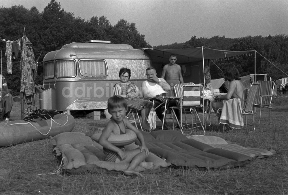 DDR-Bildarchiv: Neuruppin OT Stendenitz - Campingurlaub auf dem Zeltplatz Am Rottstielfließ am Tornowsee in Brandenburg