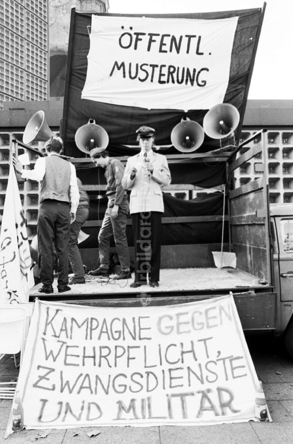 Berlin-Charlottenburg: Charlottenburg - Berlin Aktion gegen Wehrpflicht vor der Gedächniskirche 28