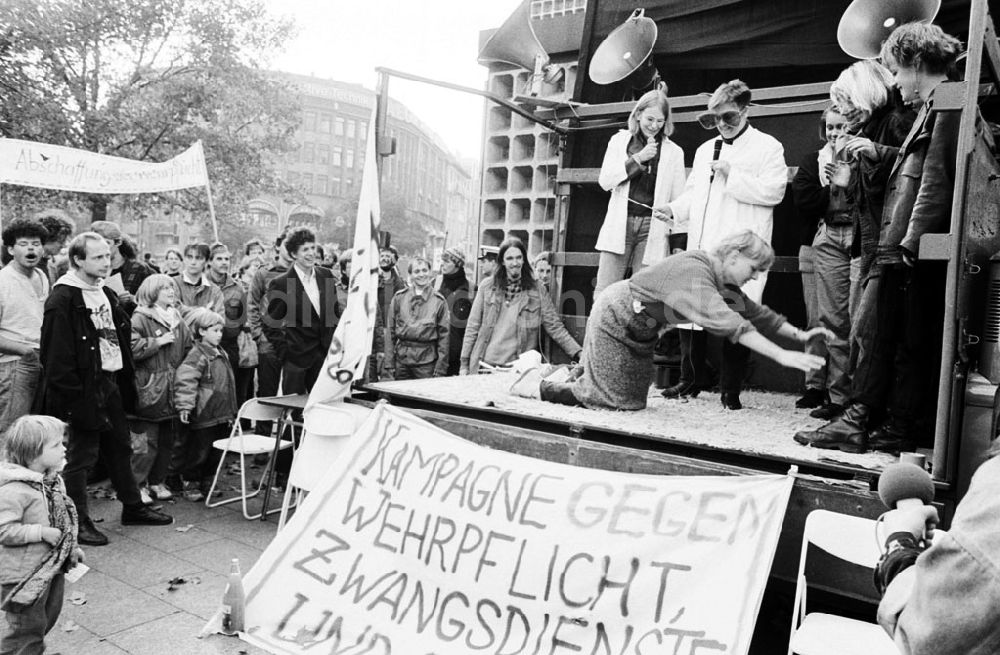 DDR-Bildarchiv: Berlin-Charlottenburg - Charlottenburg - Berlin Aktion gegen Wehrpflicht vor der Gedächniskirche 28