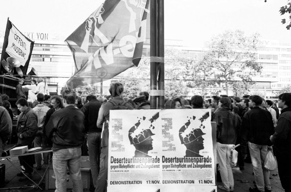 DDR-Fotoarchiv: Berlin-Charlottenburg - Charlottenburg - Berlin Aktion gegen Wehrpflicht vor der Gedächniskirche 28