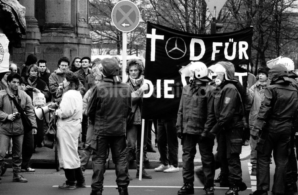 DDR-Bildarchiv: Berlin-Charlottenburg - Charlottenburg - Berlin Demo-Kriegsgegner vor Westberliner Salzufer gegen Mercedeskonzern 23