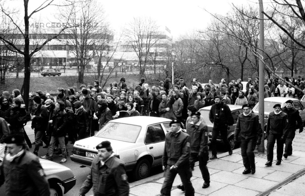 DDR-Fotoarchiv: Berlin-Charlottenburg - Charlottenburg - Berlin Demo-Kriegsgegner vor Westberliner Salzufer gegen Mercedeskonzern 23