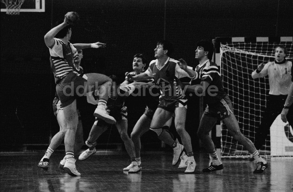 DDR-Bildarchiv: Berlin-Charlottenburg - Charlottenburg - Berlin Männer Handball, Preußen gegen Magdeburg 09.12.90 Foto: ND/Lange Umschlagnummer: 1531