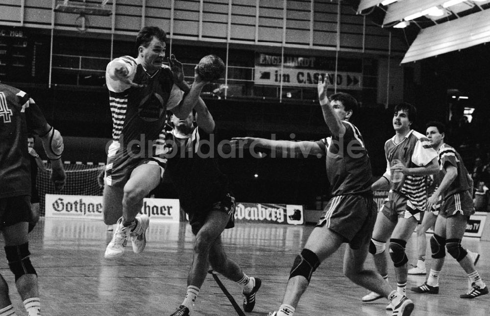 DDR-Fotoarchiv: Berlin-Charlottenburg - Charlottenburg - Berlin Männer Handball, Preußen gegen Magdeburg 09.12.90 Foto: ND/Lange Umschlagnummer: 1531