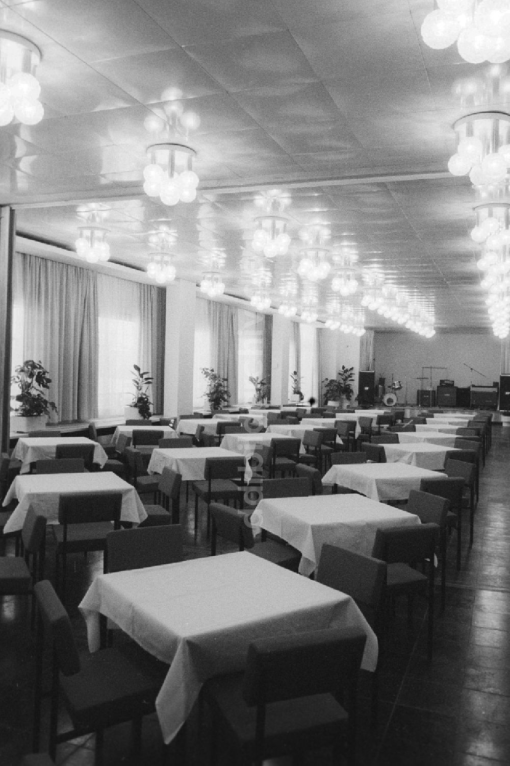 Berlin: Clubgaststätte der HO Bärenschaufenster in Berlin, der ehemaligen Hauptstadt der DDR, Deutsche Demokratische Republik
