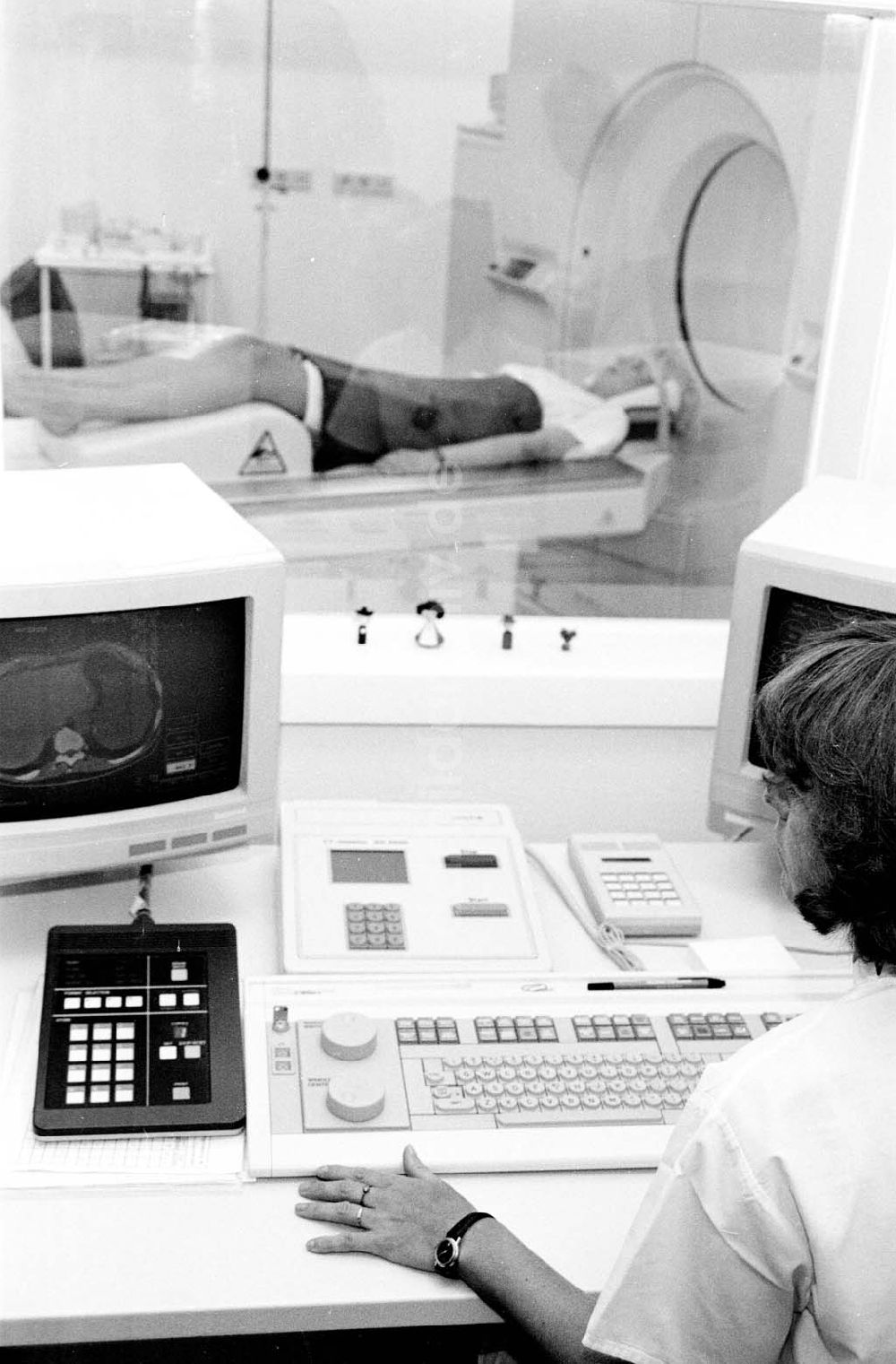 DDR-Bildarchiv: Berlin - Computer Tomographie Krankenhaus Berlin-Lichtenberg 23.07.1992