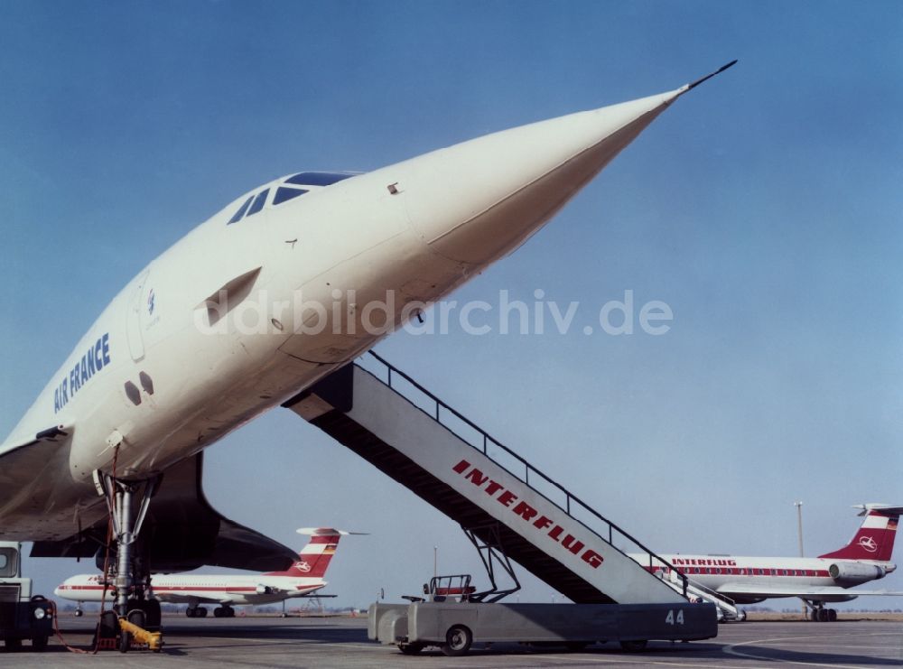 DDR-Fotoarchiv: Schkeuditz - Concorde der Air France auf dem Vorfeld des Flughafen Leipzig-Schkeuditz in Schkeuditz in Sachsen in der DDR