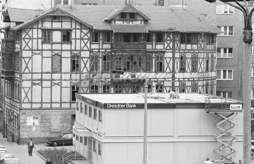 Halle (Saale): Containerneubau der Dresdner Bank in Halle an der Saale vor altem Fachwerkhaus Juli 1990