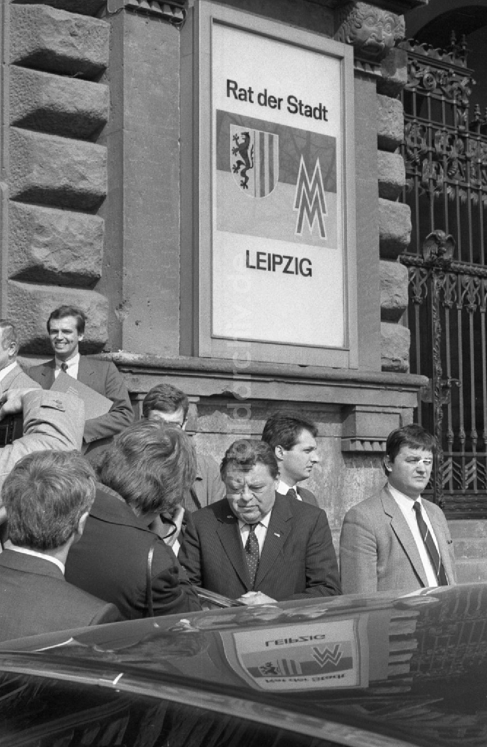 DDR-Bildarchiv: Leipzig - CSU Vorsitzender Franz Josef Strauß vor dem Rathaus in Leipzig in Sachsen in der DDR
