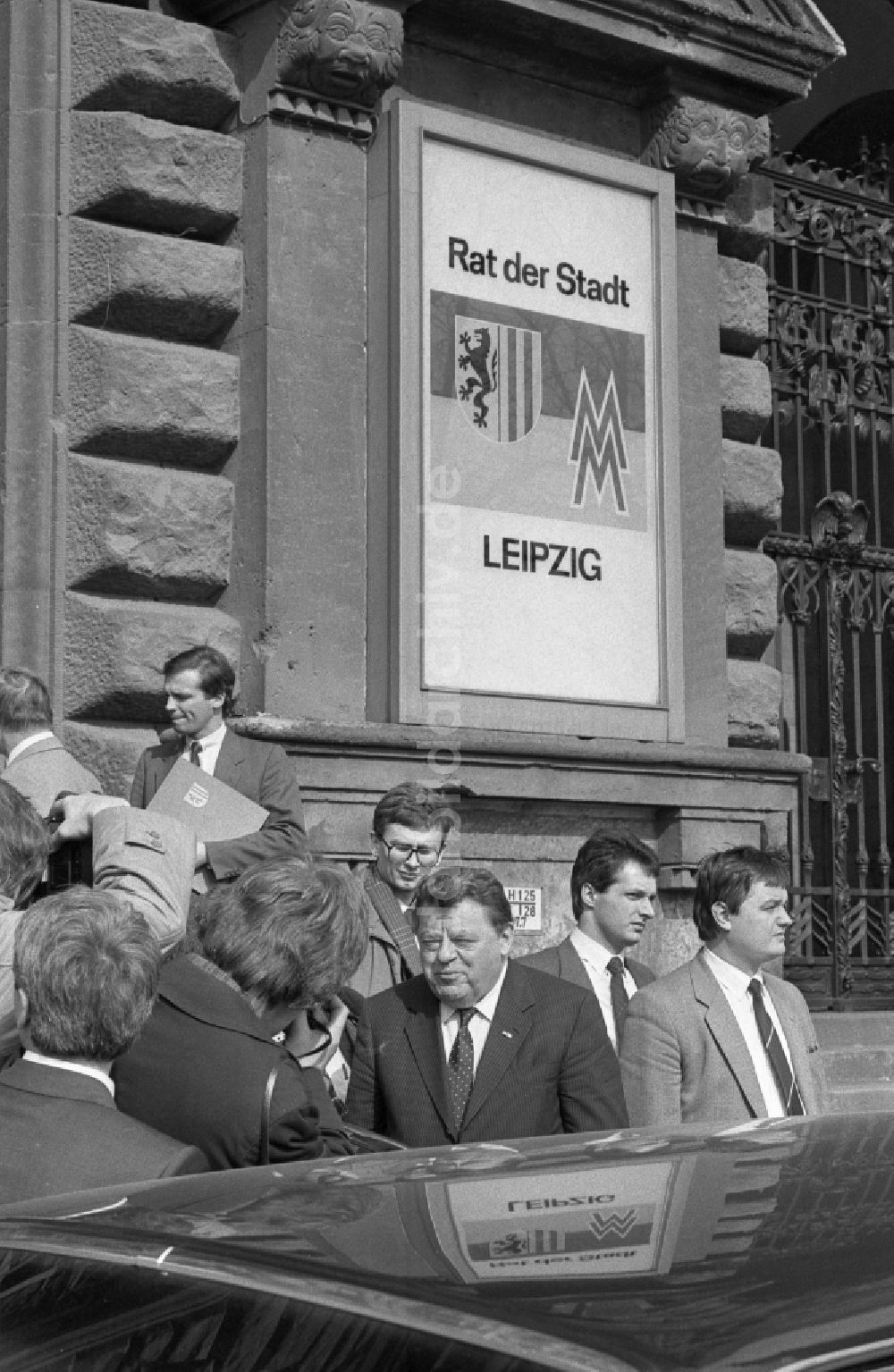 DDR-Fotoarchiv: Leipzig - CSU Vorsitzender Franz Josef Strauß vor dem Rathaus in Leipzig in Sachsen in der DDR