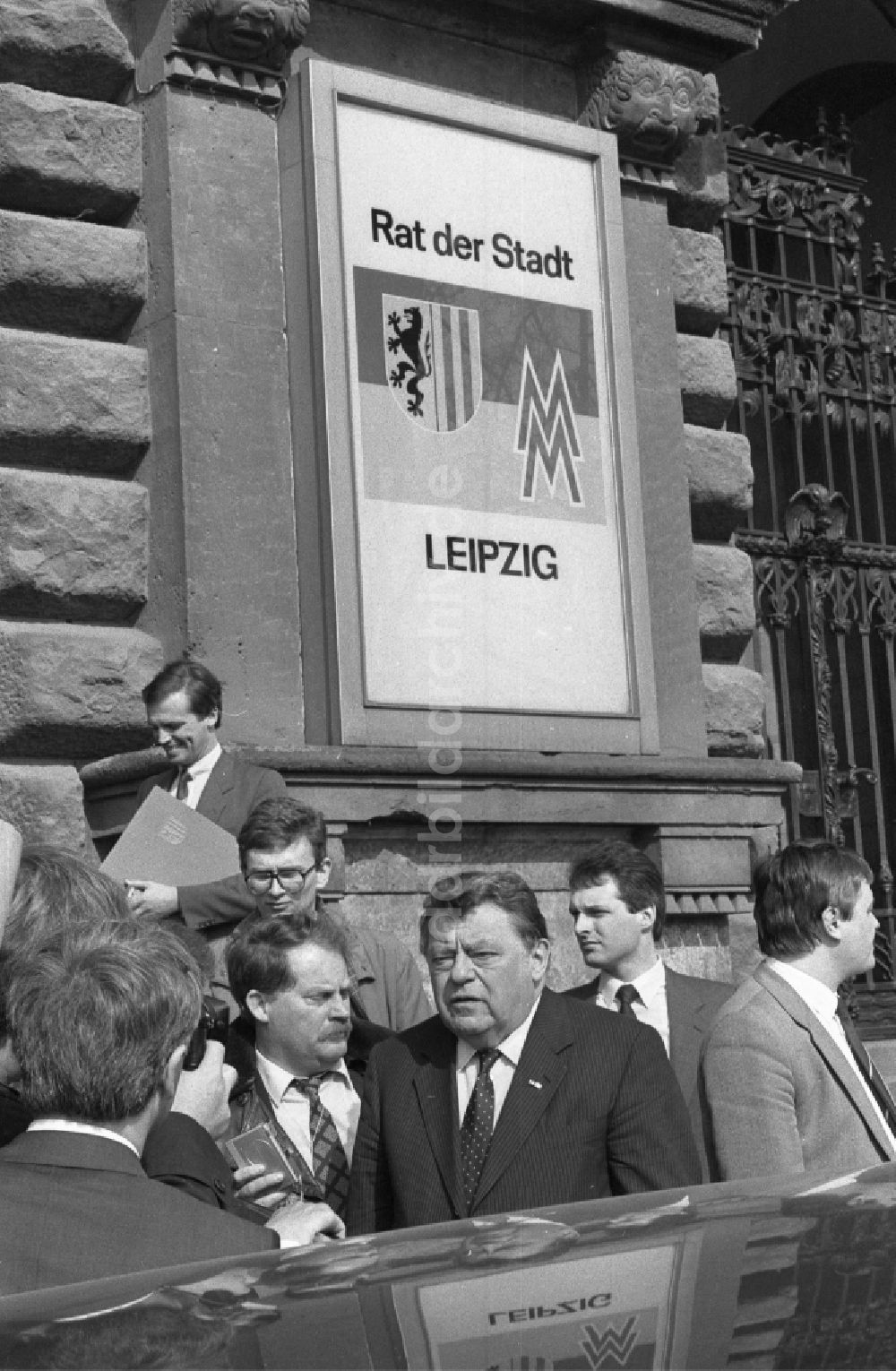 DDR-Bildarchiv: Leipzig - CSU Vorsitzender Franz Josef Strauß vor dem Rathaus in Leipzig in Sachsen in der DDR