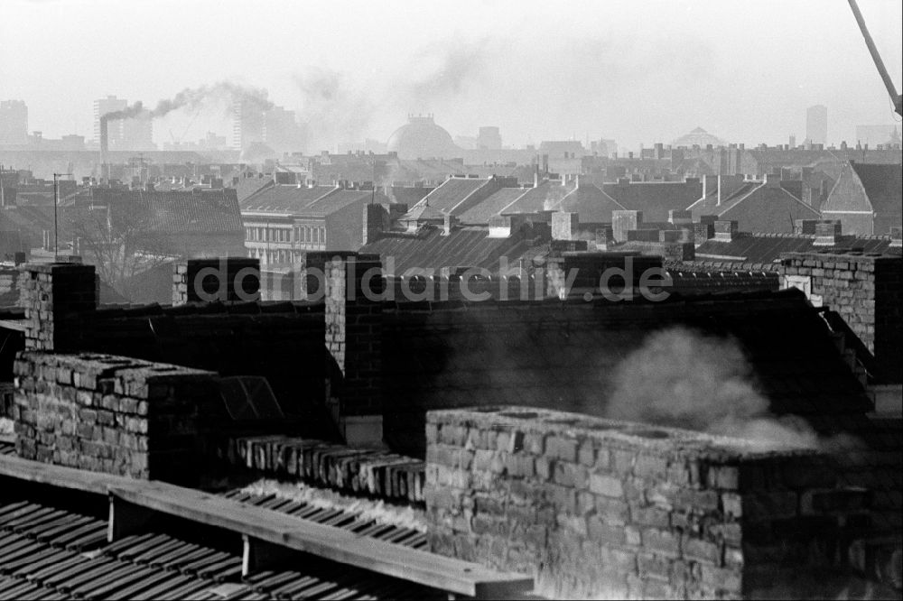 Berlin: Dachlandschaft im Winter in Berlin in der DDR