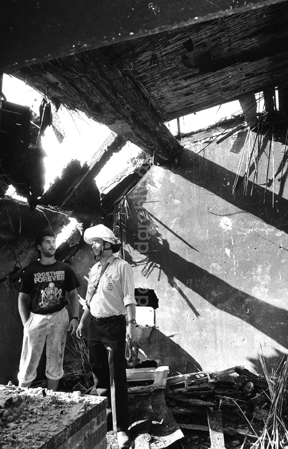 DDR-Fotoarchiv: Berlin - 29.07.92 Dachstuhlbrand in der Gürtelstraße in Berlin-Friedrichshain