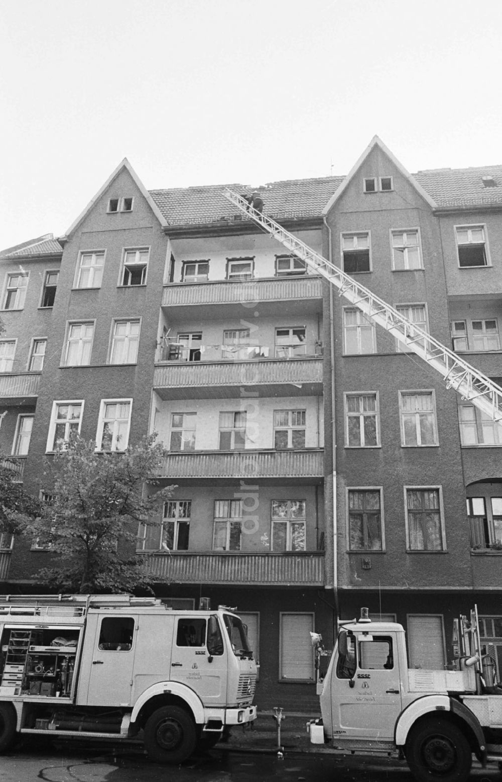 DDR-Bildarchiv: Berlin / Friedrichshain - Dachstuhlbrand in der Gürtelstraße Friedrichhain 29.07.92 Lange Umschlag 1080