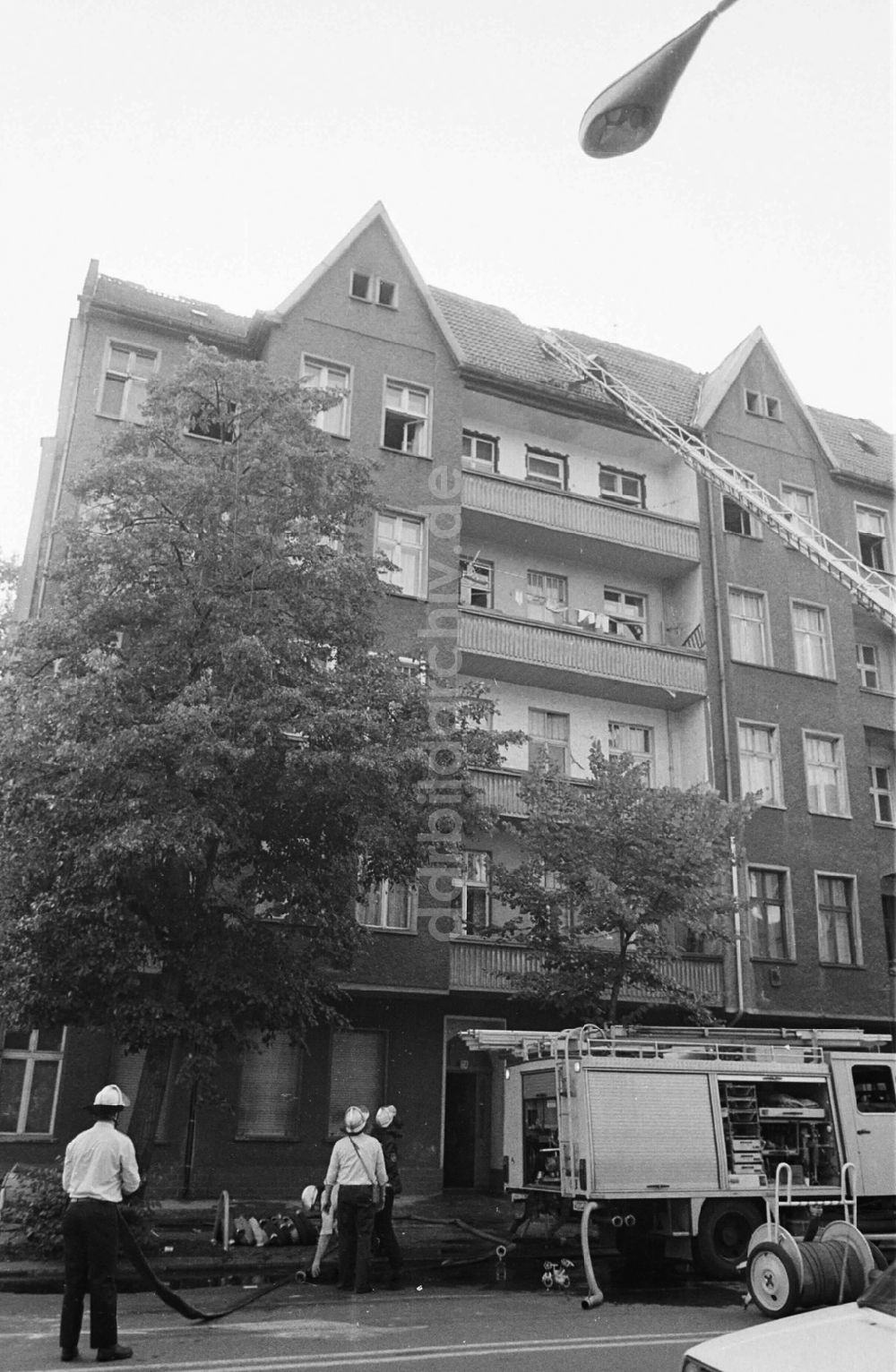 DDR-Fotoarchiv: Berlin / Friedrichshain - Dachstuhlbrand in der Gürtelstraße Friedrichhain 29.07.92 Lange Umschlag 1080