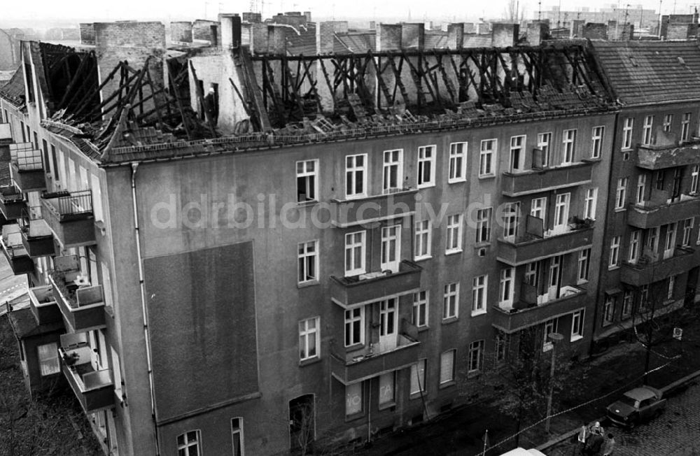 DDR-Fotoarchiv: Berlin - Dachstuhlbrand in der Janninger Str. 27.11.92 Foto: ND/Lange Umschlagnummer: 1220