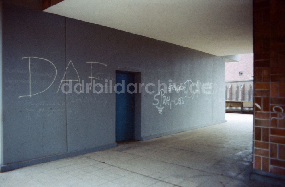 DDR-Bildarchiv: Berlin - DAF- und Stranglers-Schriftzug auf einer Hauswand in Ostberlin in der DDR