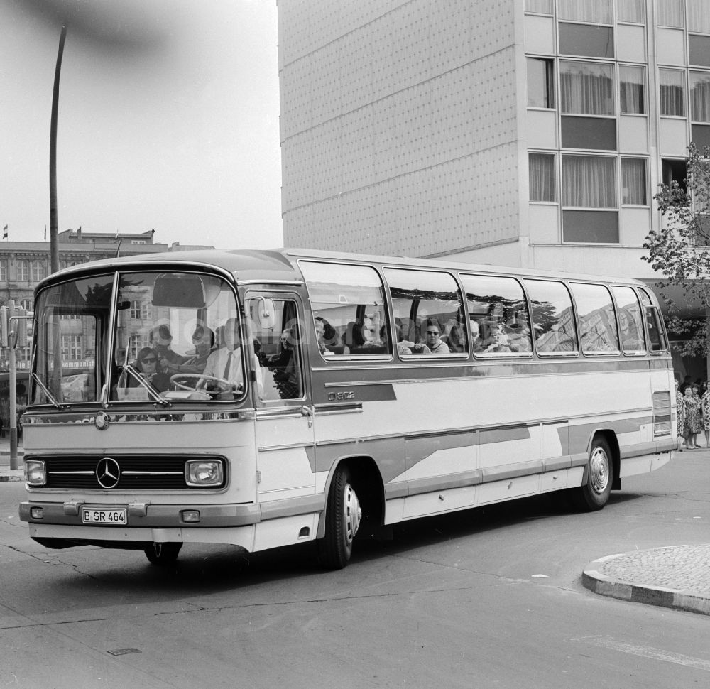 DDR-Bildarchiv: Berlin - Daimler Benz Omnibus O302 mit Westberliner Touristen in Berlin, der ehemaligen Hauptstadt der DDR, Deutsche Demokratische Republik