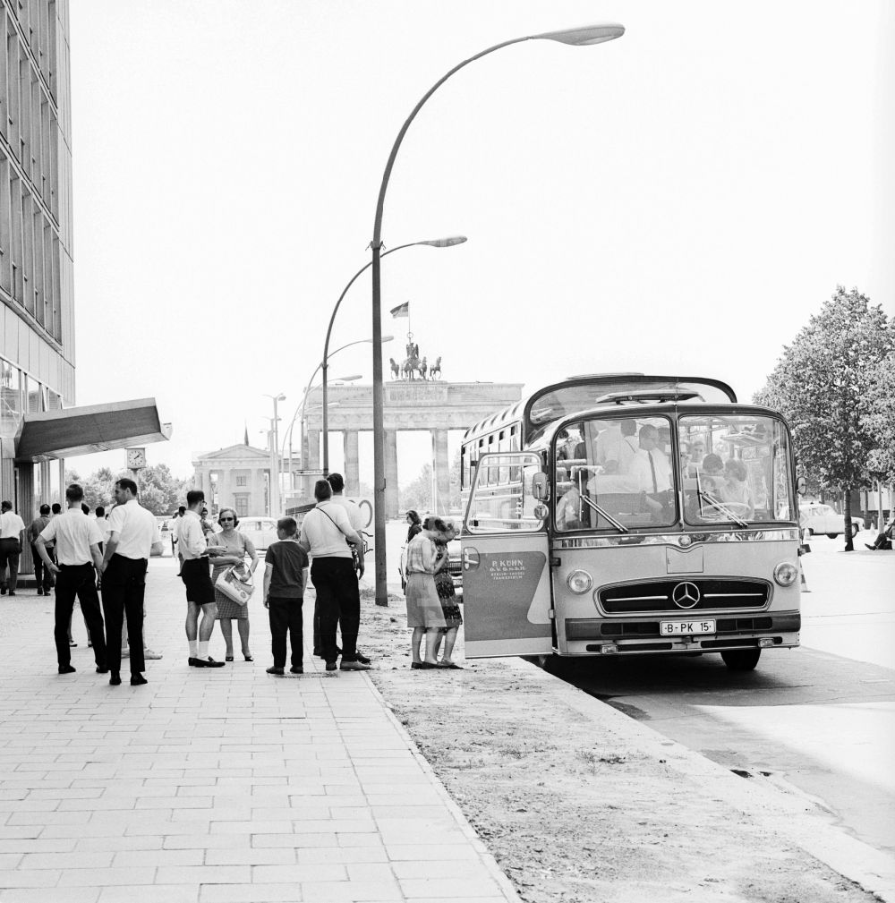 DDR-Fotoarchiv: Berlin - Daimler Benz Omnibus O302 mit Westberliner Touristen in Berlin, der ehemaligen Hauptstadt der DDR, Deutsche Demokratische Republik