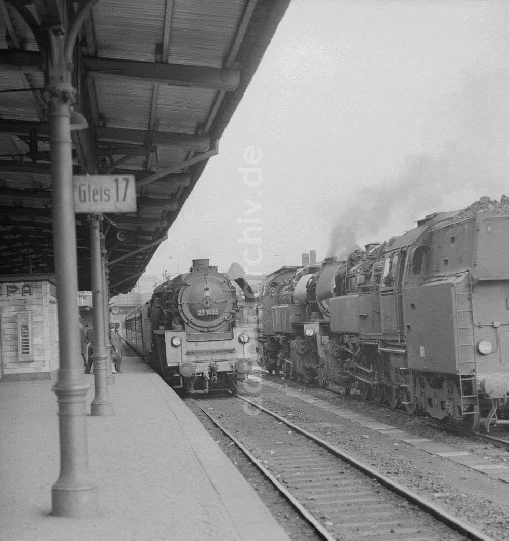 DDR-Fotoarchiv: Berlin - Lichtenberg - Dampflokomotive DR 23-1025 am Bahnhof Lichtenberg in Berlin - Lichtenberg
