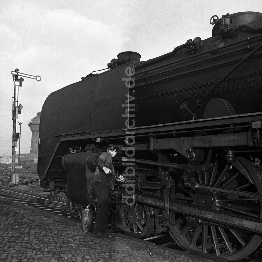 DDR-Bildarchiv: Halberstadt - Dampflokomotive der Deutschen Reichsbahn der Baureihe 01 im Bahnhof in Halberstadt in Sachsen-Anhalt in der DDR