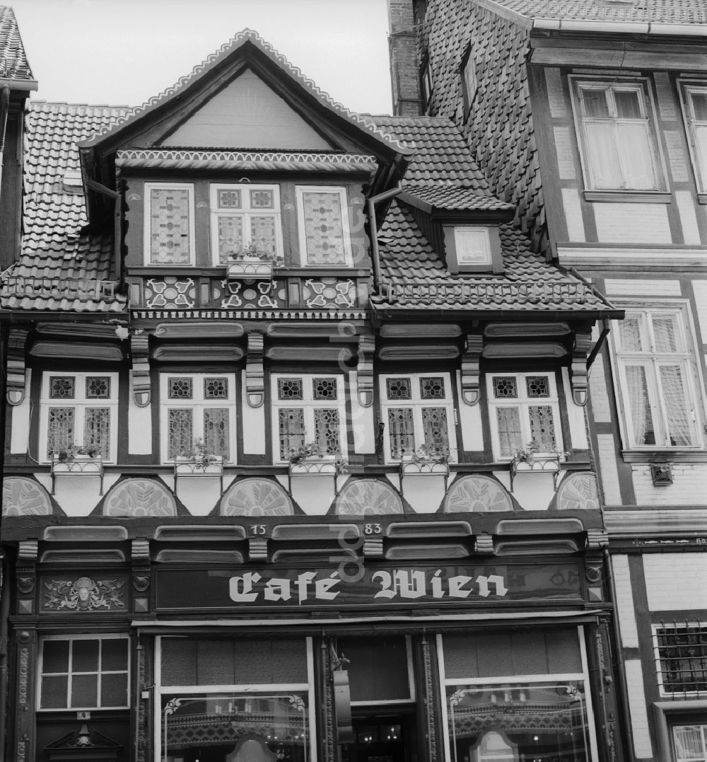 DDR-Fotoarchiv: Wernigerode - Das denkmalgeschützte Fachwerkhaus Cafe Wien in Wernigerode in Sachsen-Anhalt in der DDR