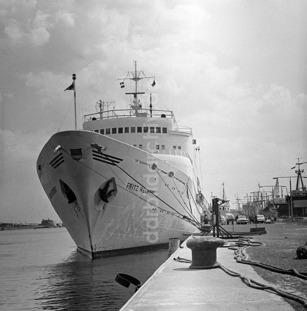Rostock: Das FDGB Urlauberschiff Fritz Heckert im Hafen von Rostock