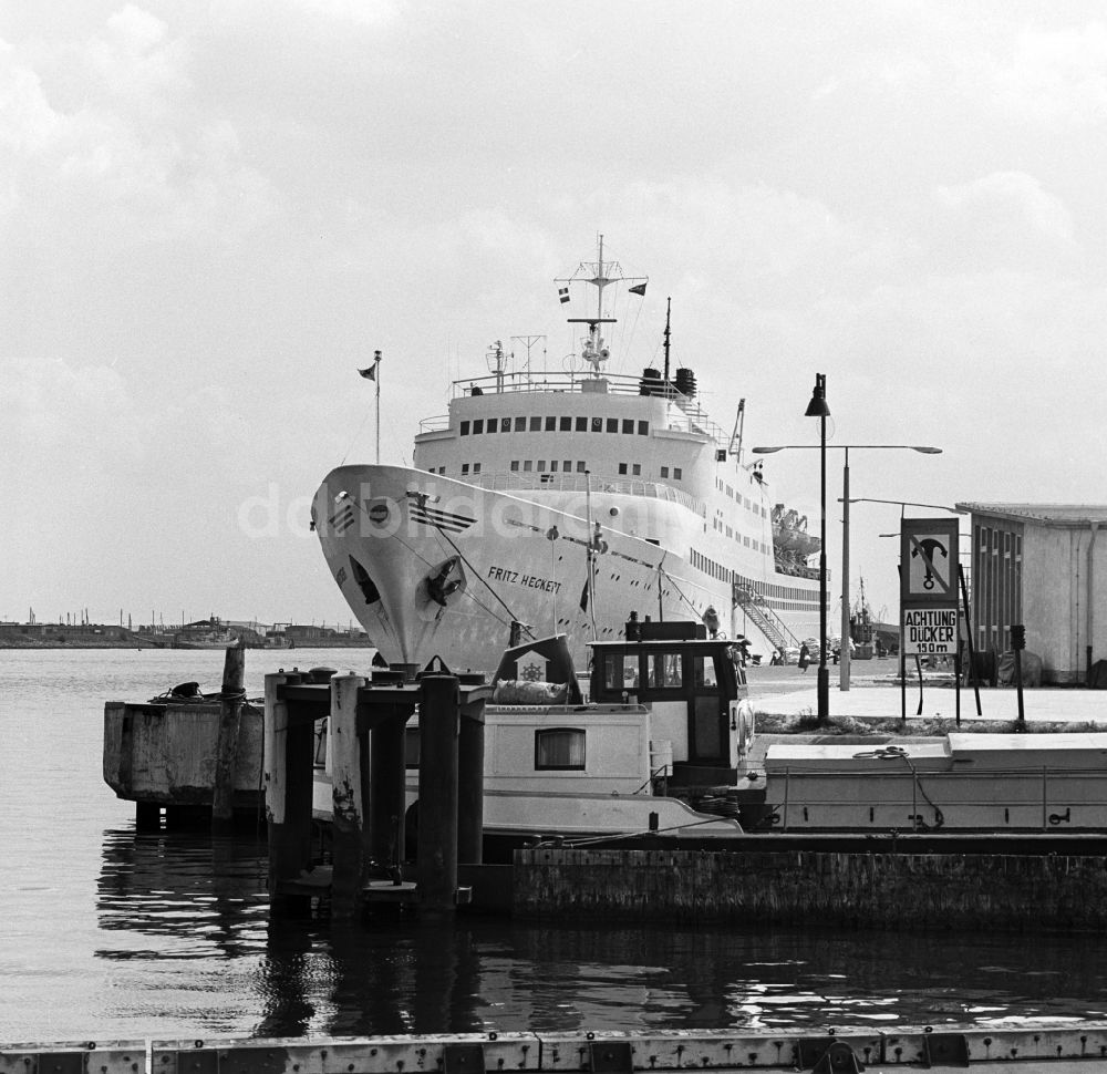 DDR-Fotoarchiv: Rostock - Das FDGB Urlauberschiff Fritz Heckert im Hafen von Rostock