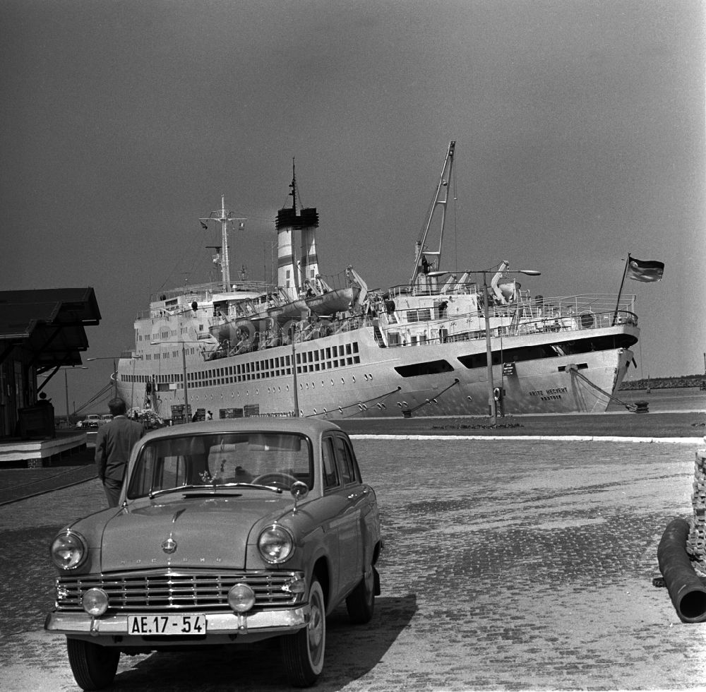 Rostock: Das FDGB Urlauberschiff Fritz Heckert im Hafen von Rostock