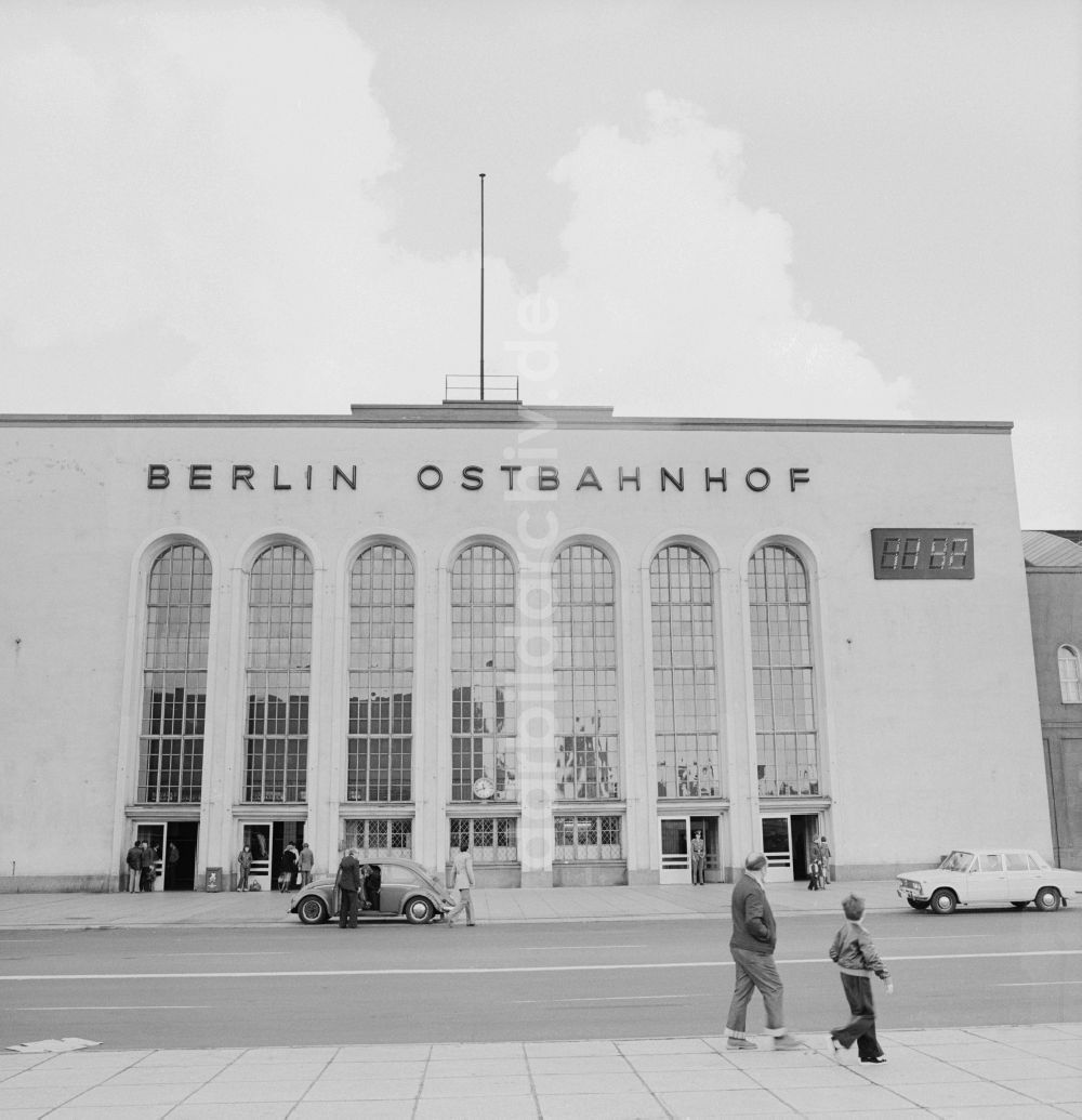 Berlin: Das Hauptportal des Berliner Ostbahnhof mit digitaler Uhr an der Fassade in Berlin - Friedrichshain